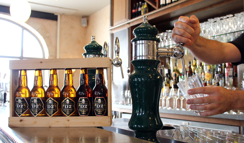 La bière artisanale D2 Route des Châteaux est notamment servie au café Lavinal, sur la place centrale du village de Bages